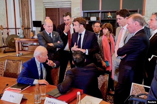 A handout photo taken by German government speaker Steffen Hebestreit shows German Chancellor Olaf Scholz with U.S. President Joe Biden, French President Emmanuel Macron, Spain's Prime Minister Pedro Sanchez, Britain's Prime Minister Rishi Sunak, Spain's Foreign Minister Jose Manuel Albares Bueno, French FM Catherine Colonna, Canada's Prime Minister Justin Trudeau and U.S. Secretary of State Antony Blinken during talks about the missile strike on Poland at the G20 Leaders' Summit, in Nusa Dua, Bali, Indonesia, November 16, 2022. (Steffen Hebestreit/BPA/Handout via REUTERS)