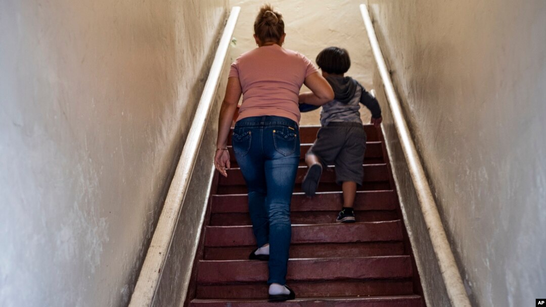 Una madre reclama que si sus hijos son enviados de regreso a El Salvador serán asesinados por las pandillas, por lo que han demandado al gobierno de EE.UU. para que les permitan quedarse.