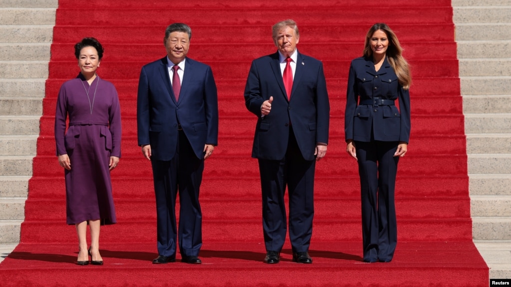 美国总统唐纳德·特朗普与第一夫人梅拉尼娅·特朗普以及中国国家主席习近平与夫人彭丽媛抵达位于美国华盛顿特区的国家档案馆博物馆。(2026年9月25日)