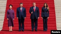 美国总统唐纳德·特朗普与第一夫人梅拉尼娅·特朗普以及中国国家主席习近平与夫人彭丽媛抵达位于美国华盛顿特区的国家档案馆博物馆。(2026年9月25日)