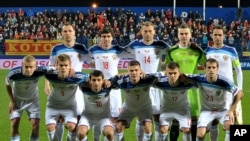 Les joueurs de la Russie posent pour des photos avant leur match groupe G lors des qualifications de l'Euro 2016 entre le Monténégro et la Russie, au stade de la ville de Podgorica, au Monténégro, 27 mars 2015. 