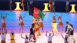 حمل بیرق افغانستان در جریان مراسم افتتاحیه بازی های آسیایی در هانگژو چین