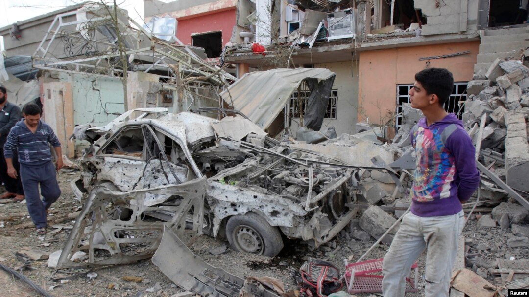 Cư dân tại hiện trường vụ nổ bom ở Kirkuk, 250km phía bắc Baghdad, ngày 29/3/2013.