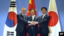 中國外長楊潔篪（中）日本外相玄葉光一郎（右）和南韓外長金星煥4月8日在寧波舉行會晤，討論北韓試射衛星問題