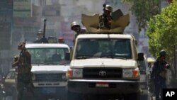 هێزه‌کانی ئاسایشی یه‌مه‌ن له‌ شـاری ته‌عز له‌ به‌رامبه‌ر خۆپـیشـانده‌راندا وه‌سـتاون، پـێـنجشه‌ممه‌ 12 ی پـێنجی 2011