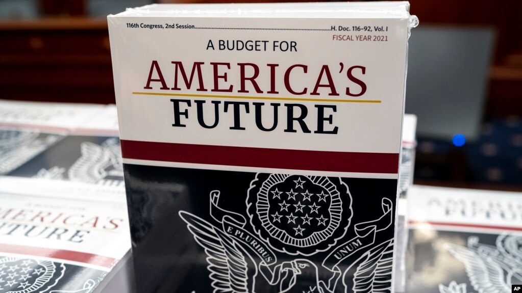 La solicitud de presupuesto del Presidente Donald Trump, para el año fiscal 2021, llega a la Comisión de Presupuesto de la Cámara de Representantes en Capitol Hill, Washington. Feb. 10, 2020.