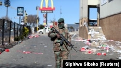 Un membre de l'armée sud-africaine patrouille pendant les troubles liés à l'emprisonnement de l'ancien président Jacob Zuma, à Soweto, en Afrique du Sud, le 13 juillet 2021.