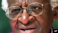 Desmond Tutu, episkopo ya lokumu ya ba Anglican na Afrique du Sud, azali koyanola na mituna ya Associated Press na Pretoria 21 mars 2003