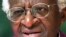 Desmond Tutu, episkopo ya lokumu ya ba Anglican na Afrique du Sud, azali koyanola na mituna ya Associated Press na Pretoria 21 mars 2003