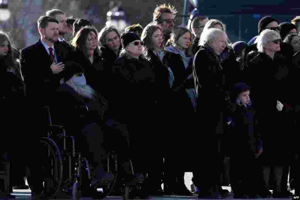 Miembros de la familia Carter observan cómo los restos de su padre, el expresidente Jimmy Carter, salen del Capitolio de Estados Unidos para el servicio funerario de estado en la Catedral Nacional de Washington, el 9 de enero de 2025.