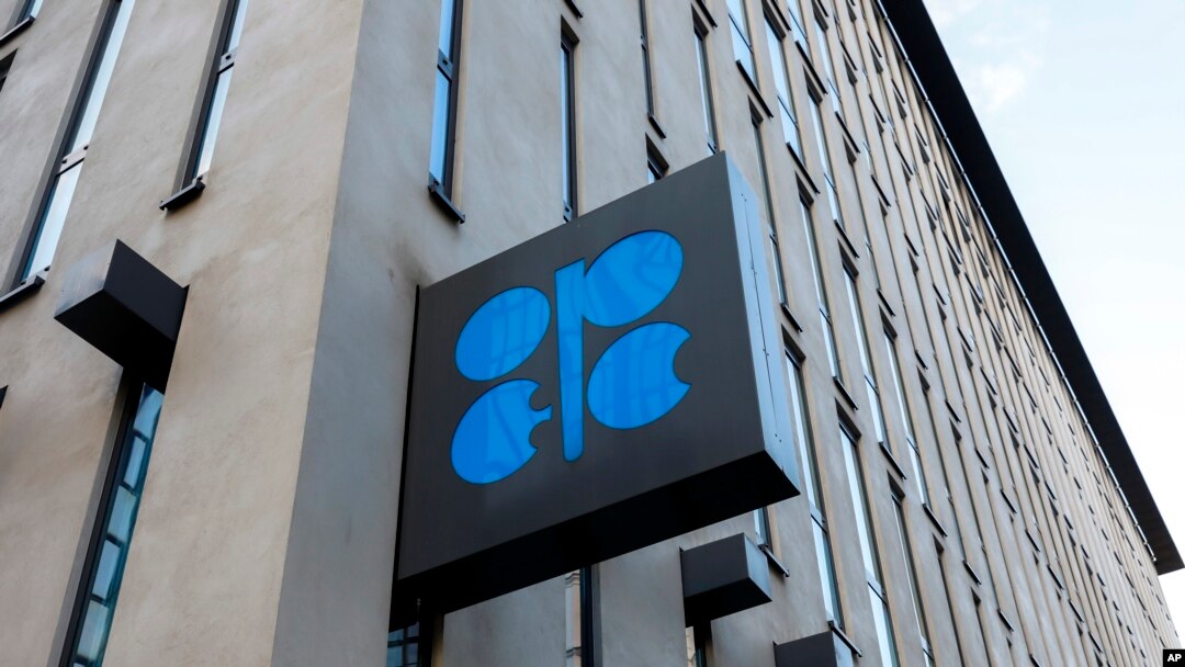 ARCHIVO - El logo de la Organización de Países Exportadores de Petróleo (OPEP) en la sede de la OPEP en Viena, el 3 de marzo de 2022, (AP Foto/Lisa Leutner)