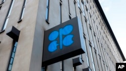 ARCHIVO - El logo de la Organización de Países Exportadores de Petróleo (OPEP) en la sede de la OPEP en Viena, el 3 de marzo de 2022, (AP Foto/Lisa Leutner)