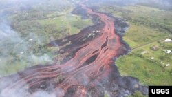 Pemandangan dari helikopter yang terbang di kawasan timur Gunung Berapi Kilauea di Hawaii, 19 Mei 2018.