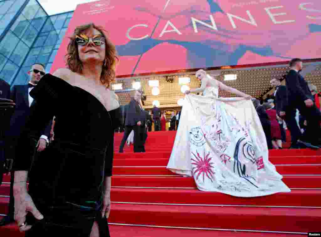 배우 수잔 서랜든(왼쪽)과 엘르 패닝(가운데)이 프랑스 칸 영화제 개막식 현장에 도착하고 있다.