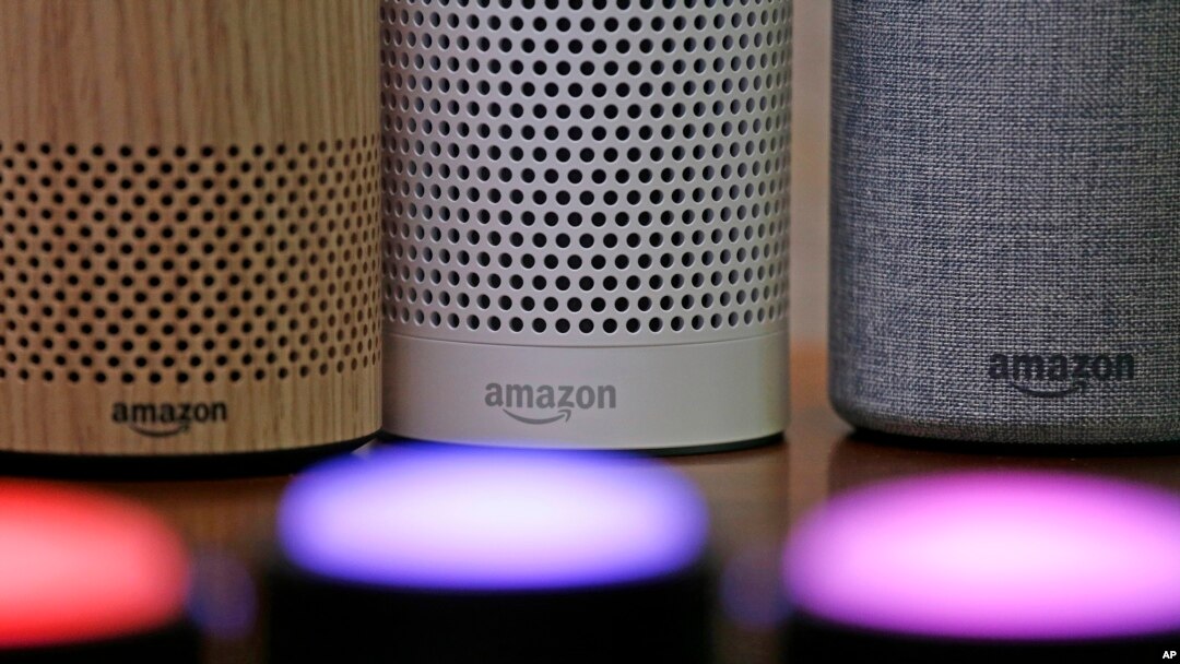ARCHIVO - Los dispositivos Amazon Echo y Echo Plus, al fondo, se encuentran cerca de los dispositivos iluminados Echo Button durante un evento de la compañía, en Seattle, el 27 de septiembre de 2017.