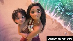 Foto sa a ke Disney pibliye montre pesonaj Moana ki kenbe Simea nan yon sen film "Moana 2"