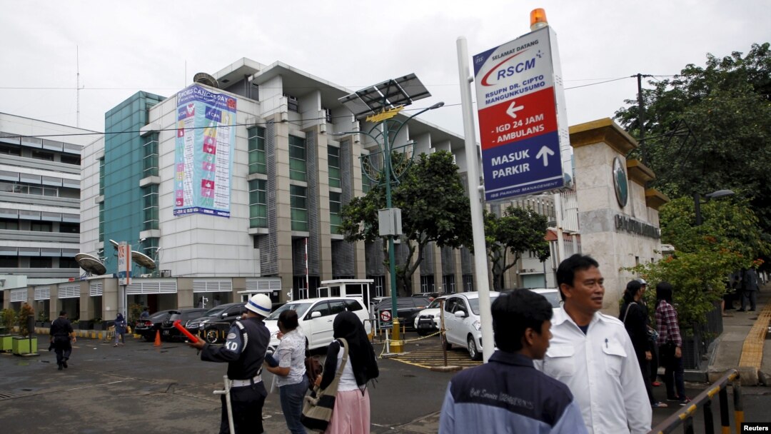 Suasana di depan pintu masuk Rumah Sakit Cipto Mangunkusumo, Jakarta. (Foto: dok)