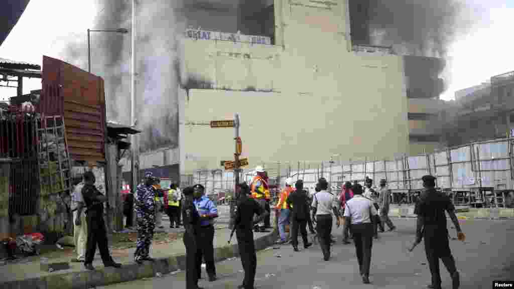 Gobara ta lashe benen Great Nigeria House mai hawa ashirin da biyar dake cibiyar kasuwanci ta Legas ranar 4 ga watana Nuwamban shekarar 2013.