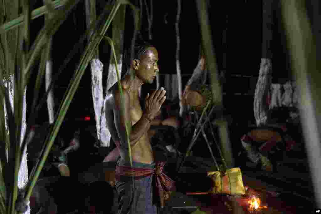 تہوار کے دوسرے دن کا آغاز پوجا سے ہوتا ہے۔ گاؤں کا پنڈت اور ہر گھر سے ایک فرد جنگل میں پوجا کی مخصوص جگہوں پر جا کر دعا مانگتے ہیں اور جانوروں کی قربانی دیتے ہیں۔