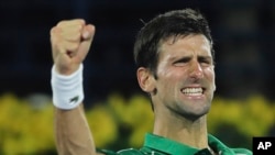 Novak Đoković proslava pobedu nad Stefanosom u finalu turnira u Dubaiju, 29. februara 2020. (AP Photo/Kamran Jebreili)