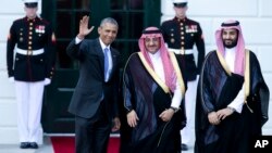 El presidente Obama recibe a los príncipes coronados sauditas, Mohamed bin Nayef (centro), y Mohamed bin Salman Abdulaziz Al Saud (derecha).
