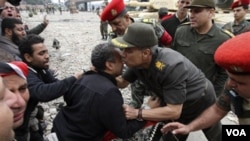 El jefe del ejército egipcio, general Hassan El-Rueini, fue a la plaza a dialogar con los manifestantes.