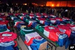 Petugas keamanan berkumpul untuk melakukan salat jenazah petugas polisi, yang tewas dalam serangan bom bunuh diri di dalam masjid, di Peshawar, Pakistan, Senin, 30 Januari 2023. (Foto: via AP)