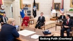 Menteri Koordinator Bidang Kemaritiman dan Investasi Luhut B. Pandjaitan, didampingi Penasihat Gedung Putih, Jared Kushner dan Ivanka Trump, bertemu Presiden AS Donald Trump di Gedung Putih, Selasa, 17 November 2020. (Foto: Gedung Putih)