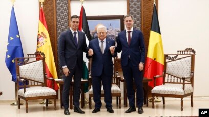 Presiden Palestina Mahmoud Abbas (tengah) bertemu Perdana Menteri Spanyol Pedro Sánchez (kanan) dan Perdana Menteri Belgia Alexander De Croo (kiri) di Ramallah, di Tepi Barat, Kamis, 23 November 2023. (Foto: Alaa Badarneh/Pool via AP)