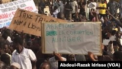 Une manifestation à Niamey, Niger, 12 décembre 2016. (VOA/Abdoul-Razak Idrissa)