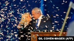 Le Premier ministre israélien Benjamin Netanyahu et sa femme Sara célèbre sa victoire au siège de la campagne du parti Likoud dans la ville côtière de Tel-Aviv, le 3 mars 2020. (GIL COHEN-MAGEN / AFP)