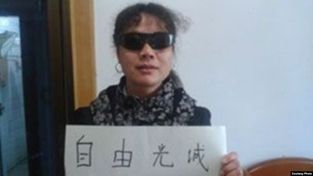 Aktivis Liu Ping menunjukkan solidaritas terhadap pengacara hak-hak sipil yang tunanetra, Chen Guangcheng. (Foto: Dok)