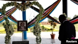 South Sudan's President Salva Kiir prays at the John Garang Memorial during events marking the third anniversary of South Sudan's independence, in Juba, July 9, 2014. 