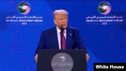 رئیس‌جمهوری ایالات متحده، دونالد ترامپ، روز ۱۳ مه ۲۰۲۵ در «نشست سرمایه‌گذاری آمریکا–عربستان» در ریاض، عربستان سعودی سخنرانی می‌کند.
