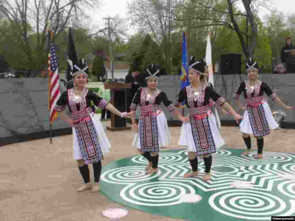 ​ບັນ​ດາ​ນາງ​ສາວ​ມົ້ງ ກຳ​ລັງ​ຟ້ອນ​ເປັນ​ກຽດ ຢູ່​ໃນ​ພິ​ທີ່​ໄວ້​ອາ​ໄລ