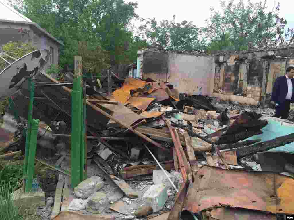 Artileriya atəşi ilə dağıdılmış ev