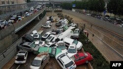 大量浸泡在水中的汽車擁堵在鄭州市一隧道入口處。 （2021年7月22日）