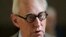 Ông Roger Stone bên ngoài một tòa án New York ngày 30/3/2017