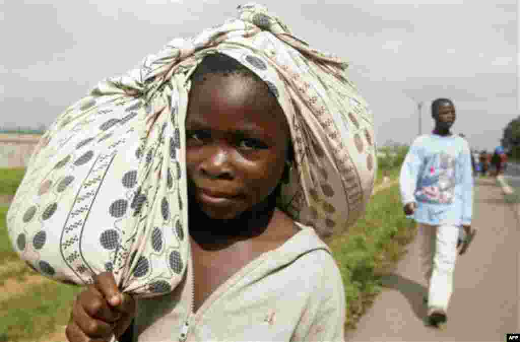 People fearing for their safety evacuate the Abobo district of Abidjan, Ivory Coast. (AP/Emanuel Ekra)