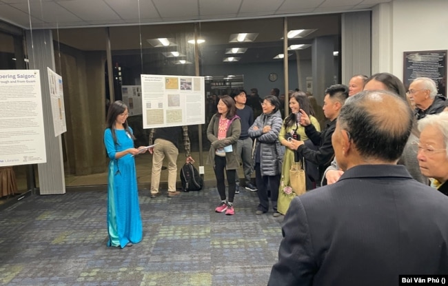 Giáo sư Đại học UCLA Evyn Lê Espiritu Gandhi khai mạc triển lãm về trại tị nạn Guam tại Đại học U.C. Irvine 30/1/2025 (Ảnh: Bùi Văn Phú)