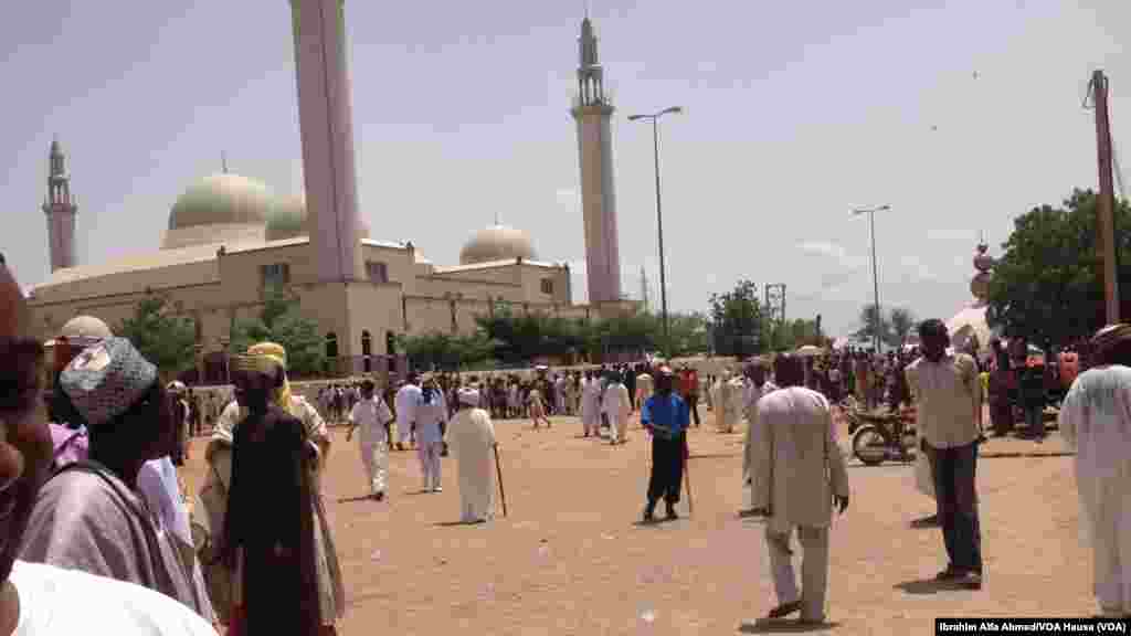 An nada Abubakar Shehu Abubakar a zaman sabon sarkin Gombe yau jumma'a 6 Yuni 2014.