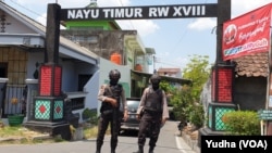 Suasana penggeledahan rumah terduga teroris, inisial JND, yang ditangkap Densus Anti teror di Nayu Timur Nusukan Solo, Senin, 18 November 2019. (Foto: VOA/ Yudha)