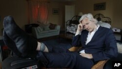En esta fotografía de archivo del miércoles 15 de junio de 2011, se ve al fundador de WikiLeaks, Julian Assange, con tobillera electrónica en la casa donde debía permanecer entonces, cerca de Bungay, Inglaterra.