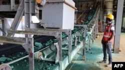 资料照片：刚果卢本巴希的一家工厂装载大块原钴的传送带，这些钴主要出口到中国进行精炼。(法新社2018年2月16日照片)