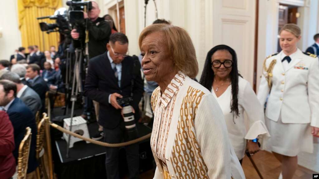 ARCHIVO - La madre de la ex primera dama Michelle Obama, Marian Robinson, captada en una ceremonia en la que el presidente Joe Biden y la primera dama Jill Biden reciben al expresidente Barack Obama y a Michelle Obama en la Casa Blanca, el 7 de septiembre de 2022.