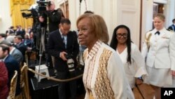 ARCHIVO - La madre de la ex primera dama Michelle Obama, Marian Robinson, captada en una ceremonia en la que el presidente Joe Biden y la primera dama Jill Biden reciben al expresidente Barack Obama y a Michelle Obama en la Casa Blanca, el 7 de septiembre de 2022.