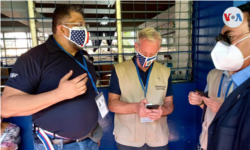 El encargado de negocios de Estados Unidos en El Salvador, Brendan O'Brien, supervisa uno de los centros de votación en San Salvador. Foto: Karla Alvarado, VOA.