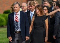 2017년 미국 오하이오주 와이오밍에서 열린 오토 웜비어 씨의 장례식에서 아버지 프레드와 어머니 신디 씨 등 가족들이 운구행렬을 따르고 있다.