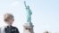 La Estatua de la Libertad abrió sus puertas a los miles de turistas que la visitan. Estado pagará 61.600 dólares por costos de operación diariamente.