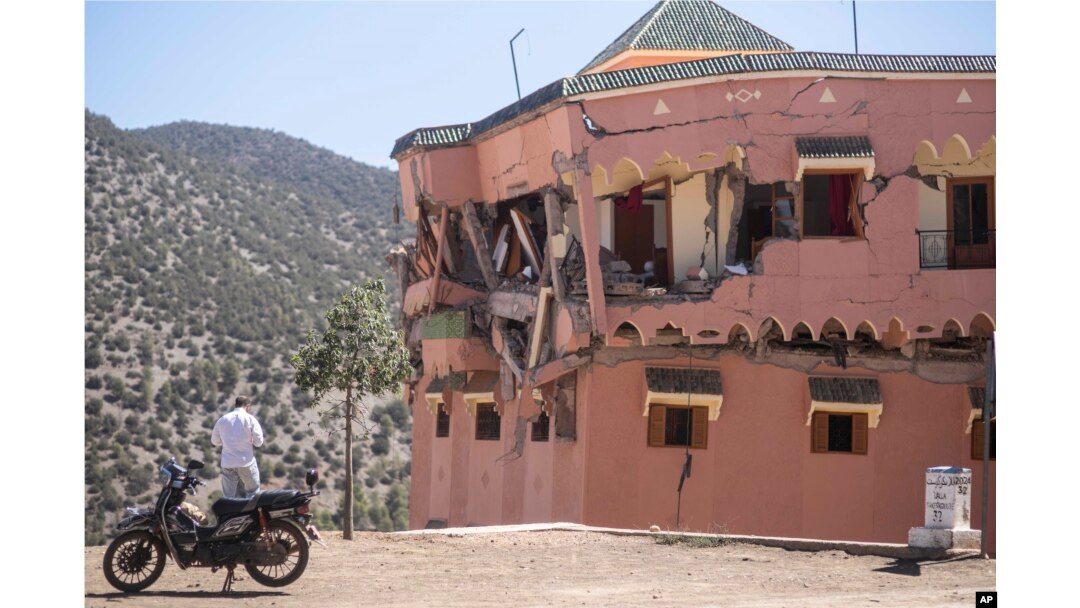 Un hotel dañado después del terremoto en la aldea de Moulay Brahim, cerca del epicentro del terremoto, en las afueras de Marrakech, Marruecos, el sábado 9 de septiembre de 2023. (Foto AP/Mosa'ab Elshamy)